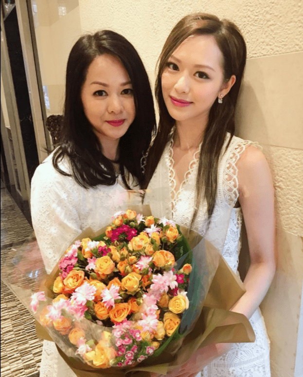 tvb花旦晒母女合照!为饼印妈咪庆祝生日!艺人高颜值靓妈大曝光_妈妈