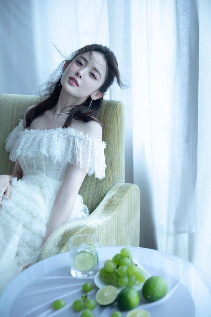 Tiffany|娜扎穿Georges Chakra一字肩礼服 甜美优雅