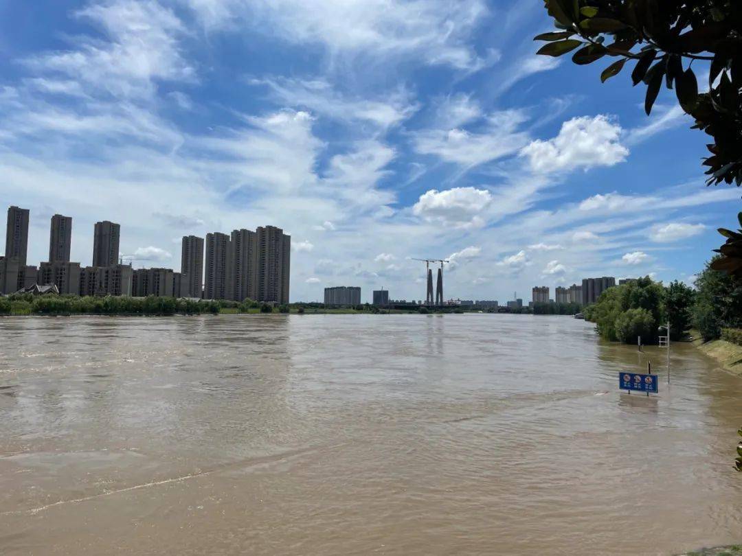 阜阳颍河闸12道闸门全开,水流湍急,请勿逗留_水位