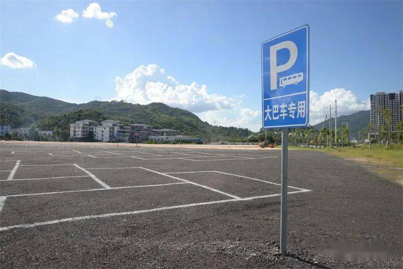 停车场部分道路及停车位设计采用沥青贯入式路面(铣刨渣替换碎石)的