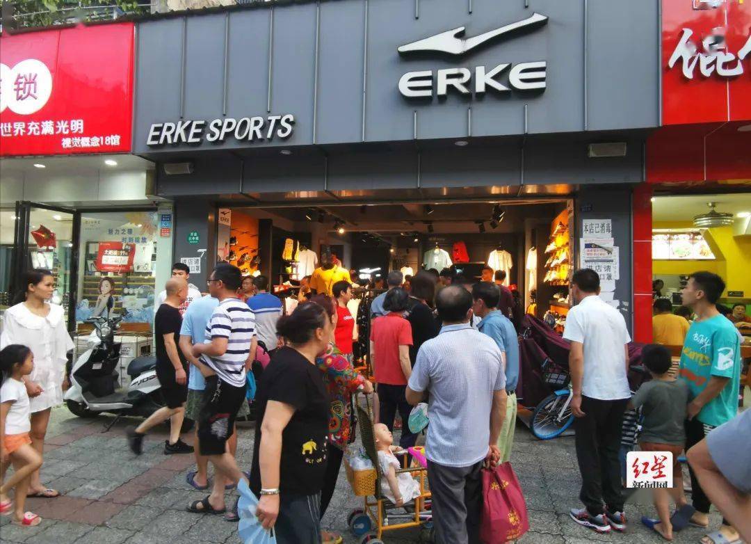 挤爆!成都鸿星尔克门店销售火爆,货架一扫而空