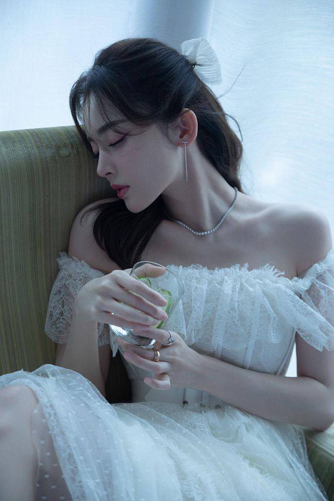 Tiffany|娜扎穿Georges Chakra一字肩礼服 甜美优雅