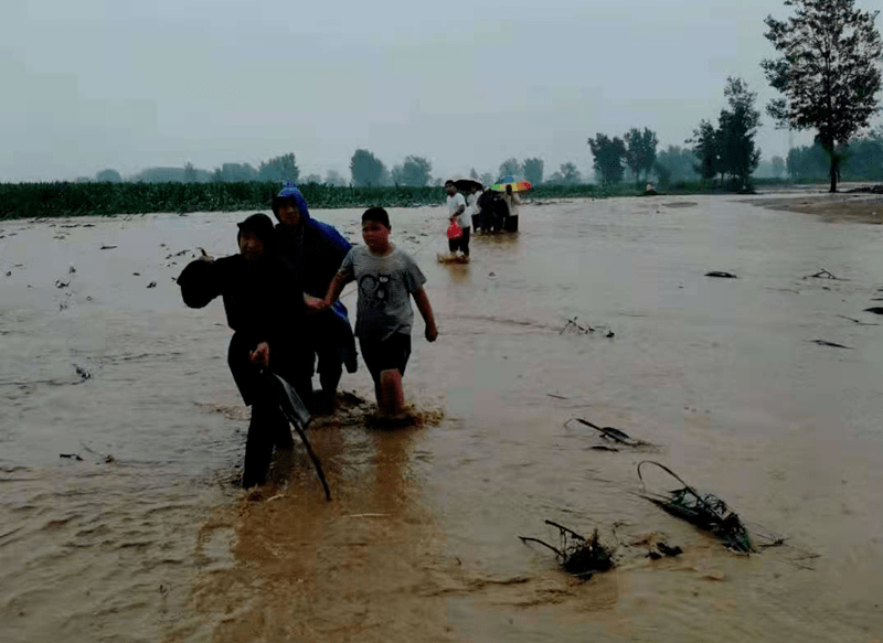 鹤壁防汛一线挺起红色脊梁