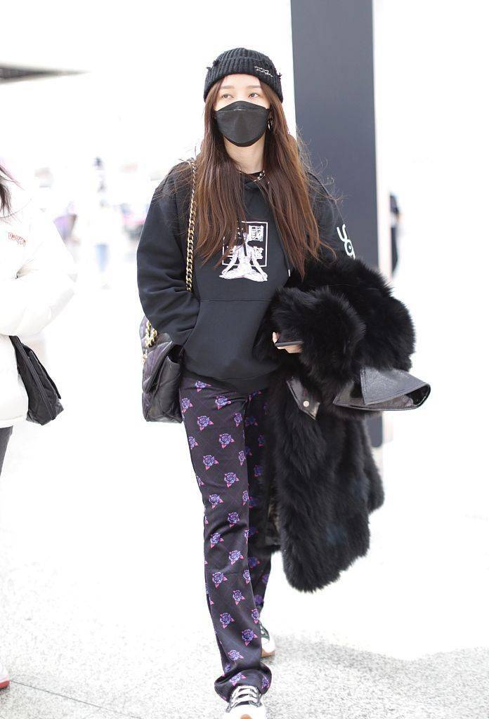 黑色|国货之光冲上热搜 盘点明星们的国货穿搭