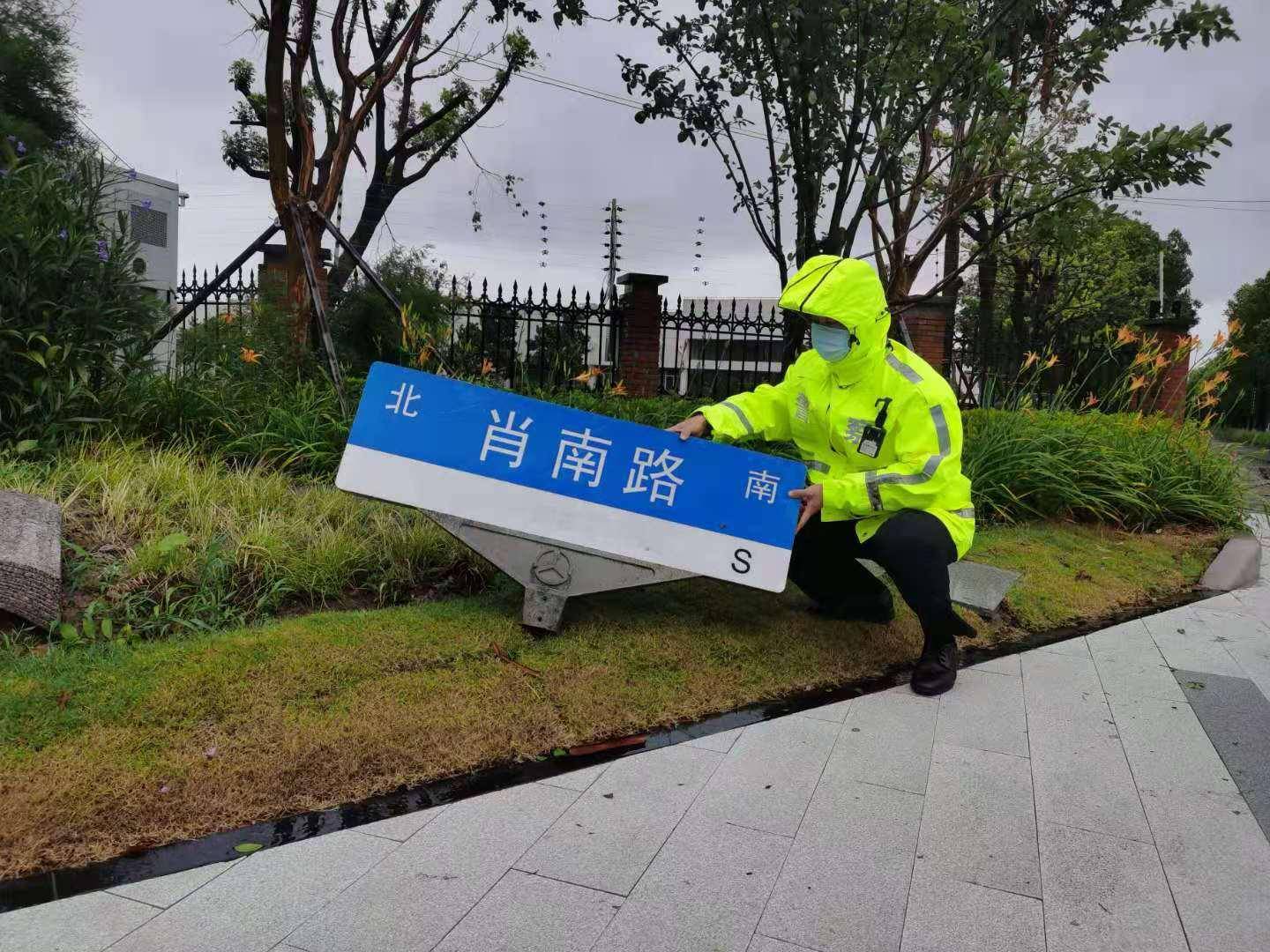 全力以赴 迎战"烟花 楼顶热水器摇摇欲坠…民警迅速到场清除隐患