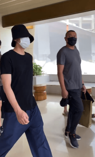 李大爷|李易峰今日份路透来袭 拖鞋或成峰峰夏日搬砖标配