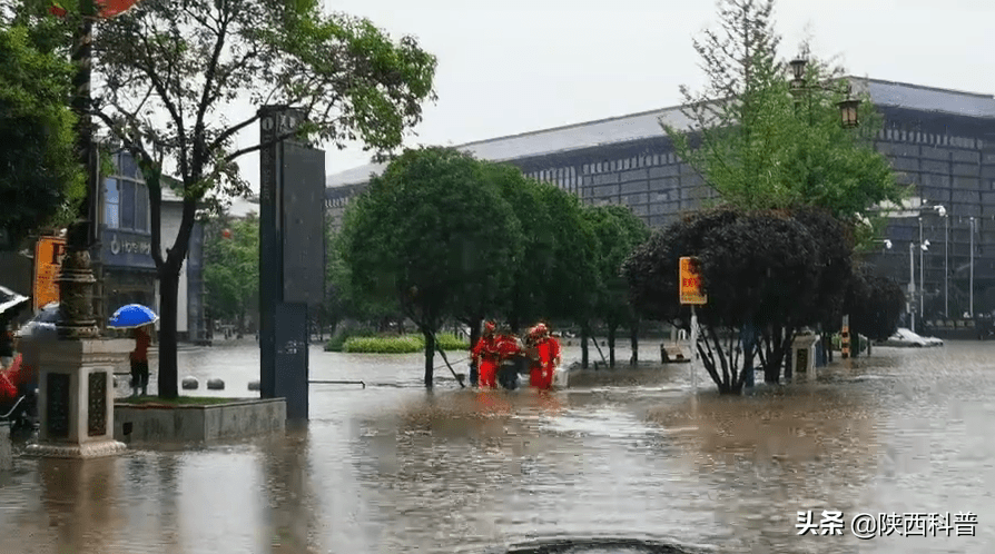 西安今日突降暴雨多处积水有人被困车中气象部门辟谣西安市将出现十年
