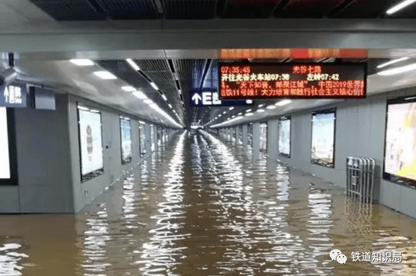 河南郑州暴雨 地铁图片