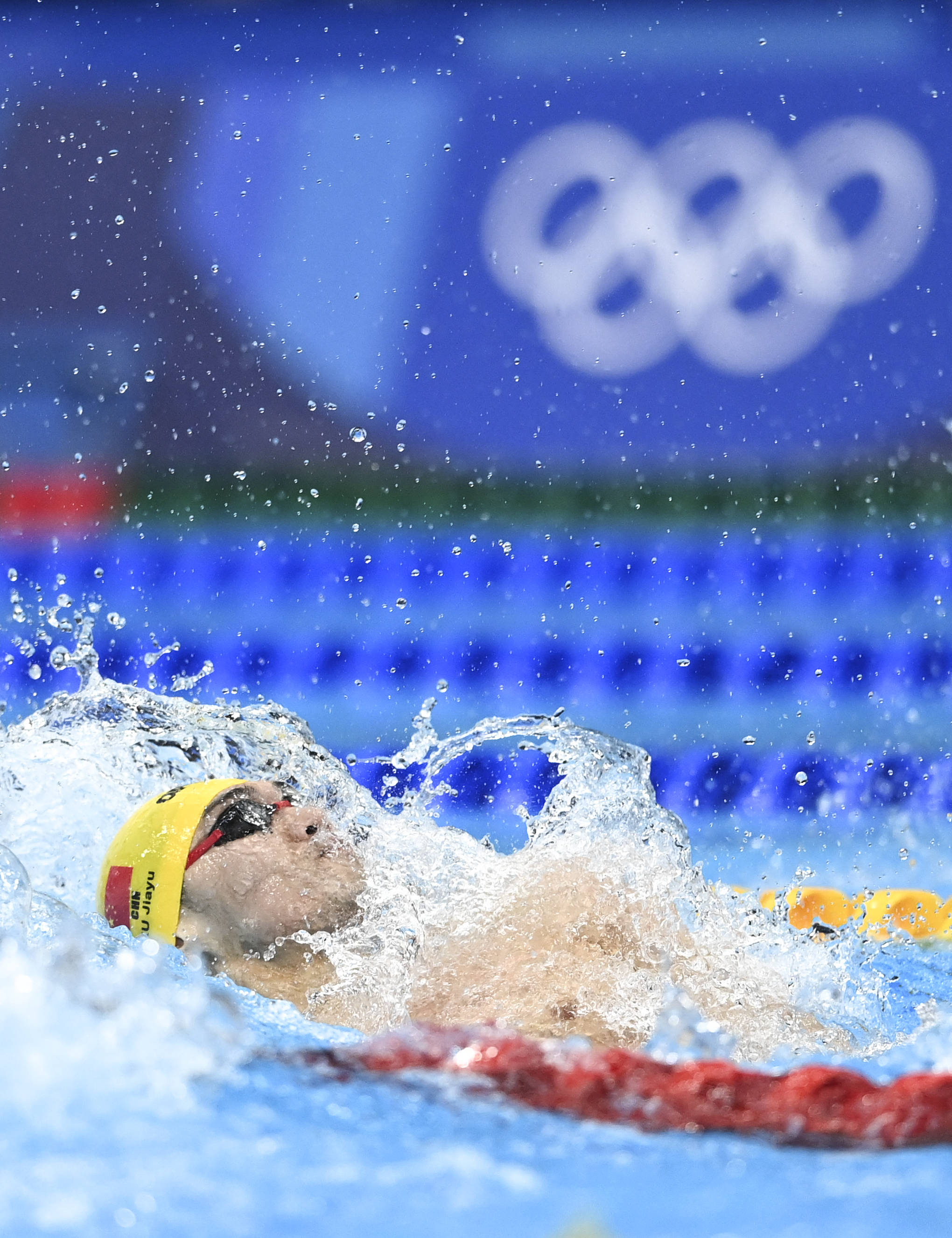 当日,在东京奥运会男子100米仰泳半决赛中,徐嘉余顺利晋级决赛.