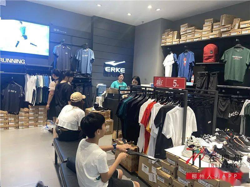 实地探访鸿星尔克柳州门店多数商品脱销断码你剁手了吗