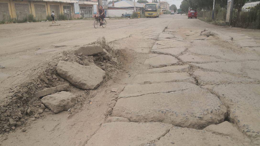 沙场卡车长期倾轧路面翻浆半米深