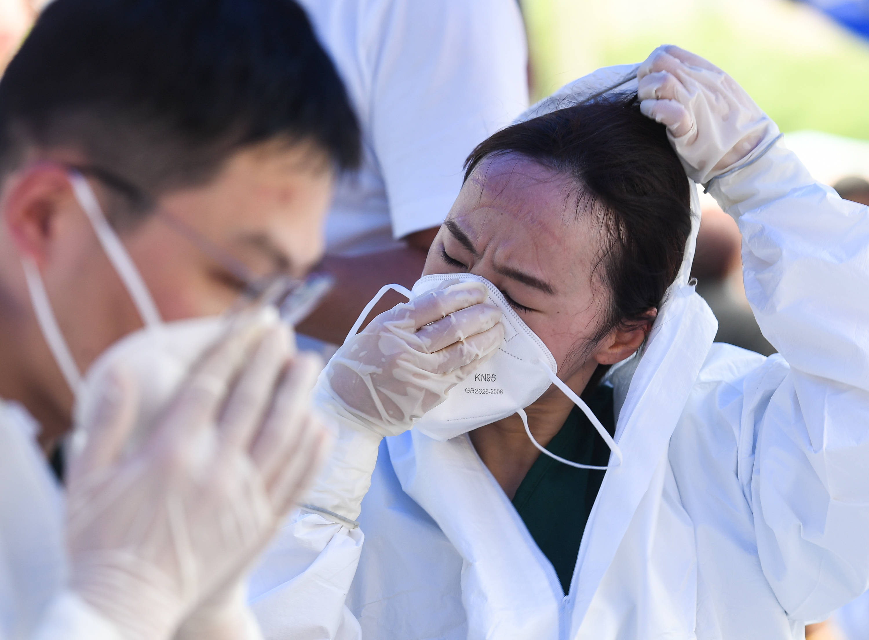 区秣陵街道高尔夫国际花园小区核酸检测点,南京同仁医院护士高敏(右)