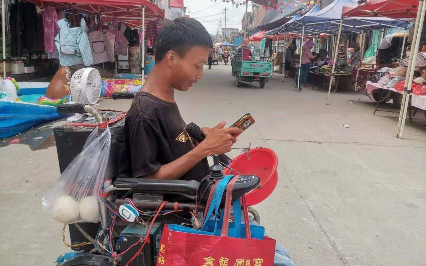 赵利新|大集上的轮椅歌手 唱歌一天收了17块钱