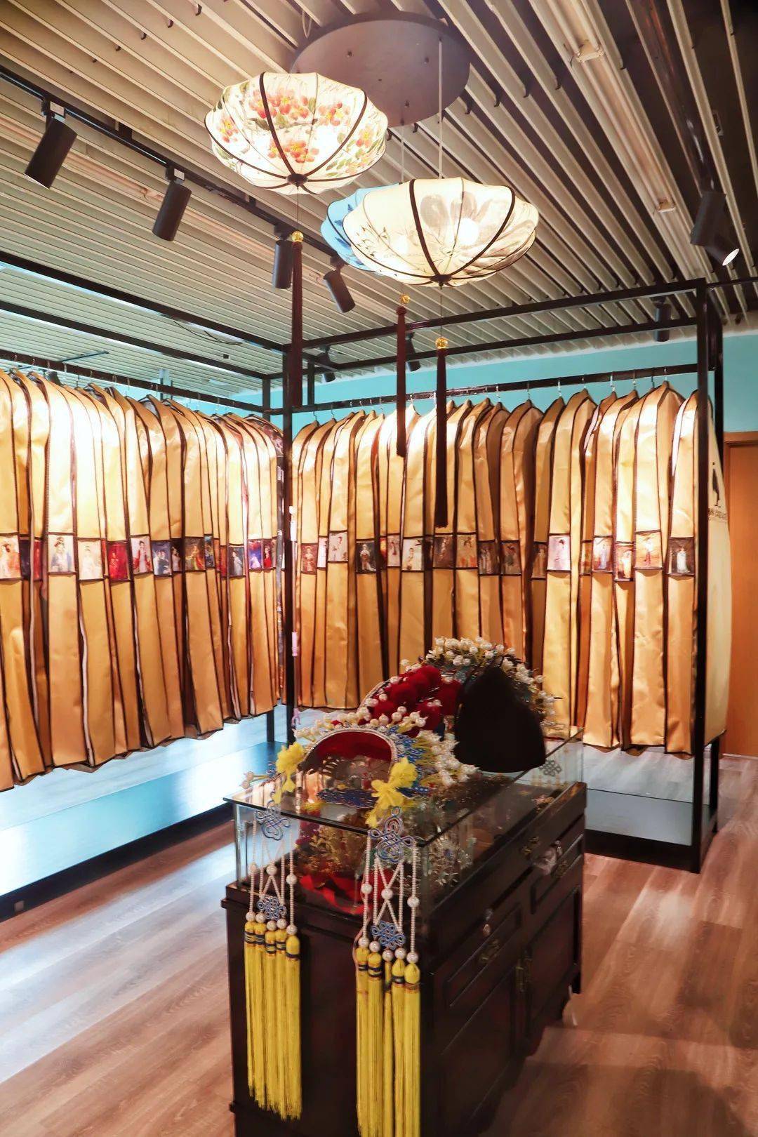 试衣间里超多款服装和配饰整洁有序,是让小编挑花眼的节奏!