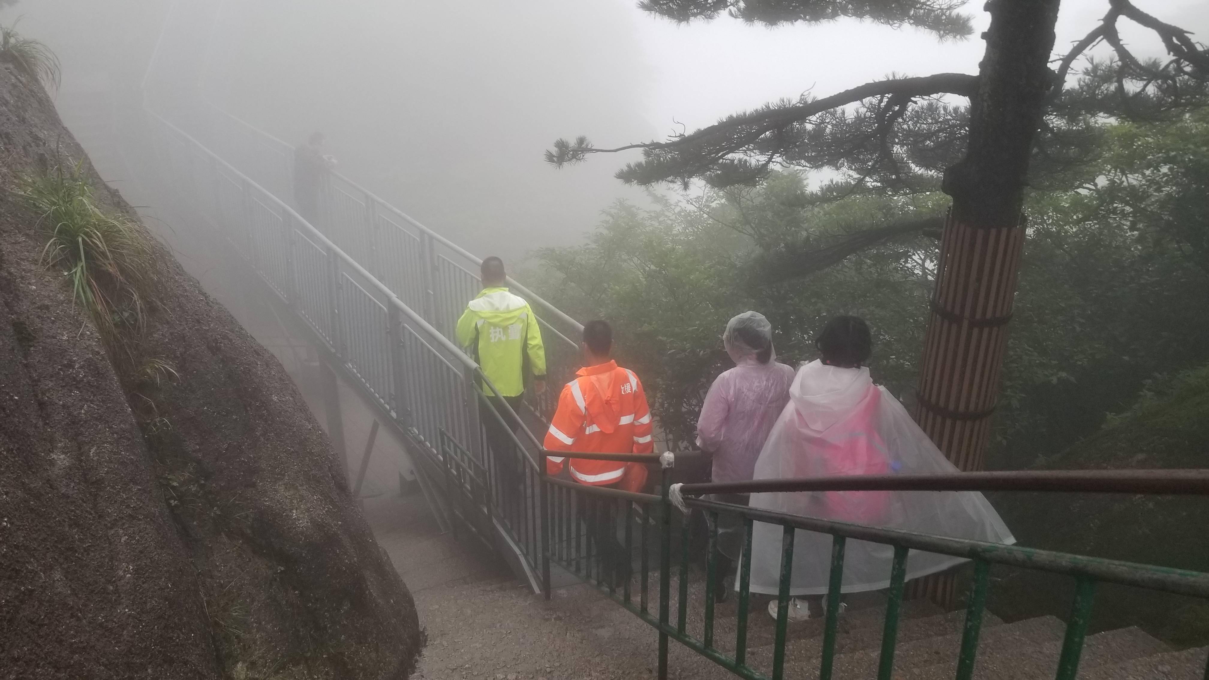 风雨中，为了540名游客的安全