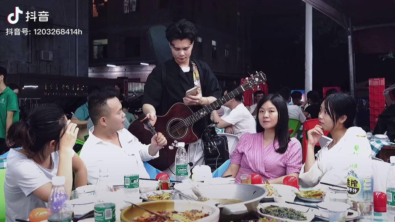 大排档卖唱歌手演唱《雨一直下》,老板说唱好了给小伙挑女朋友?