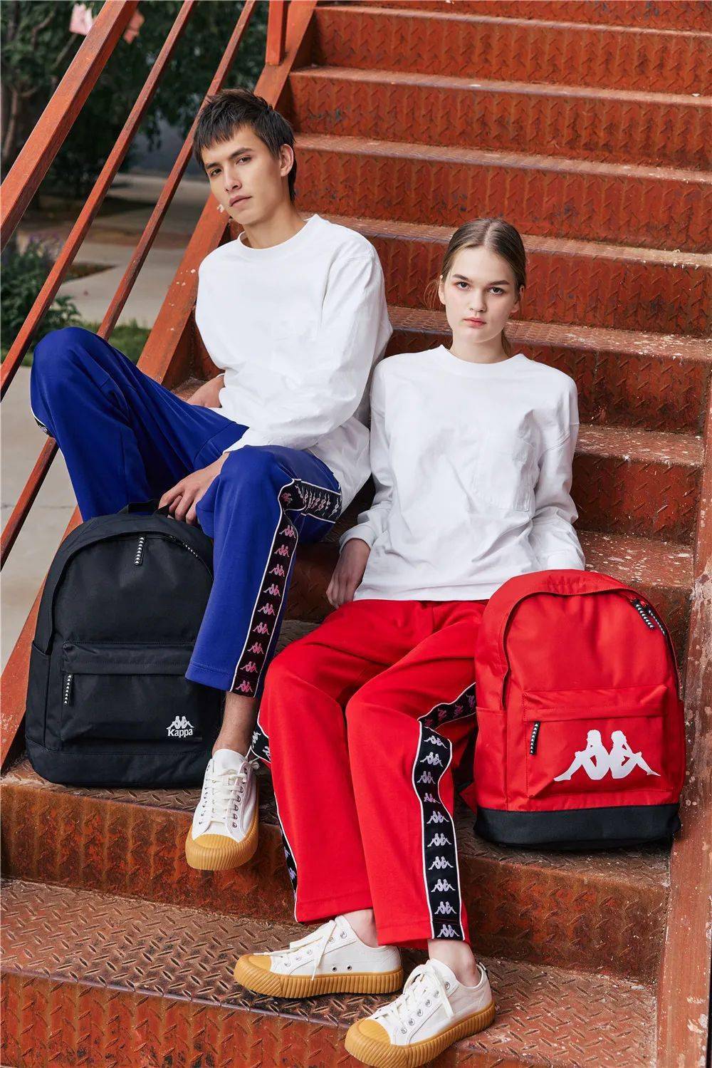 大片用镜头诉说当代人的浪漫情绪,模特kevin以型格态度将包袋新品融入