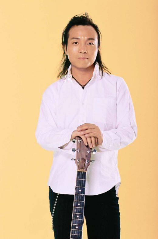 1997年4月,许巍等待多年的首张个人专辑《在别处》终于发表,这张专辑