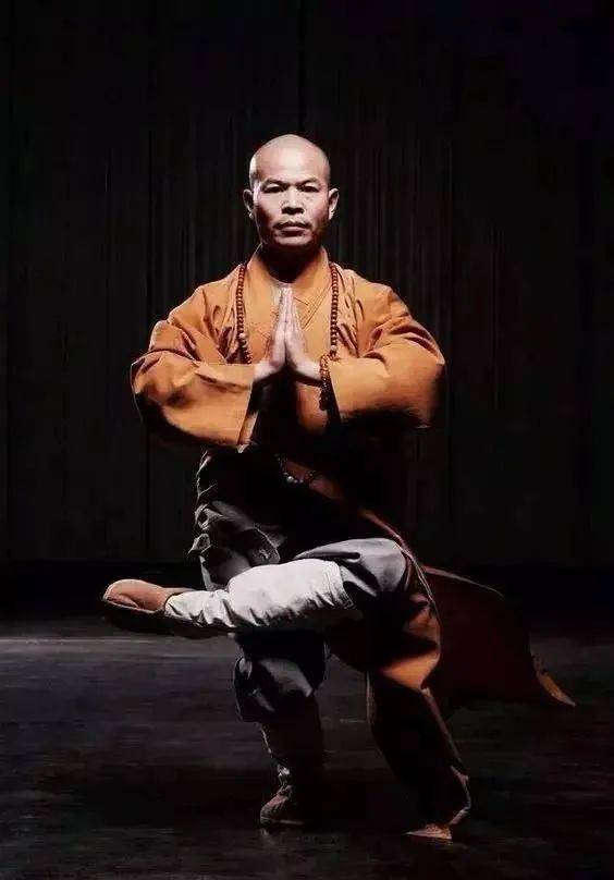 有连步拳,十路弹腿,埋伏拳,查拳,三才剑等拳术,北少林武术以远距离