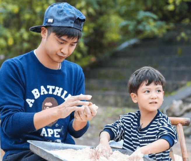 田亮再秀跳水技术,裸上半身仍有腹肌,有意让女儿进网球俱乐部?_运动
