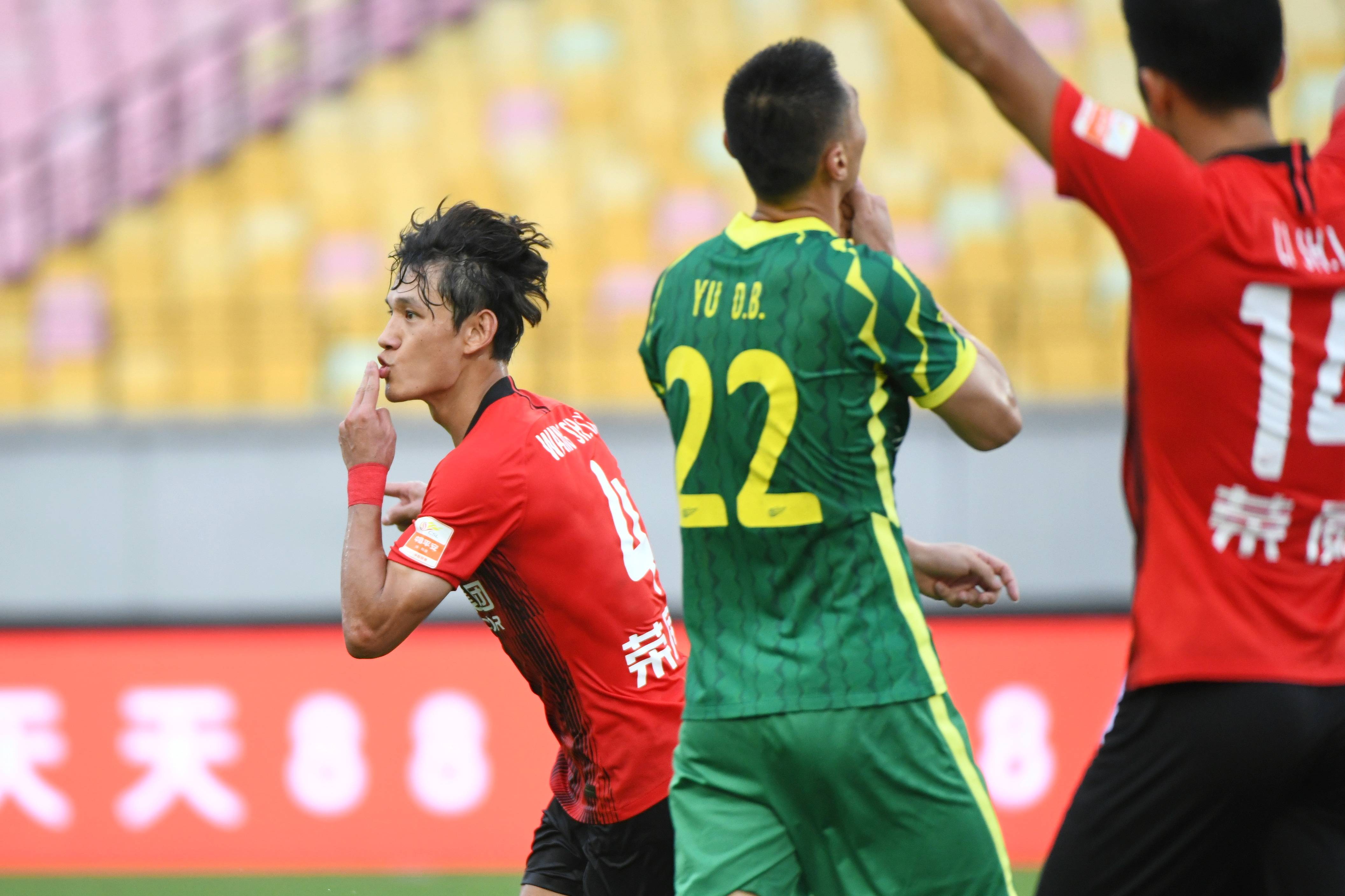 7月28日,上海海港队球员王燊超(左)庆祝进球.