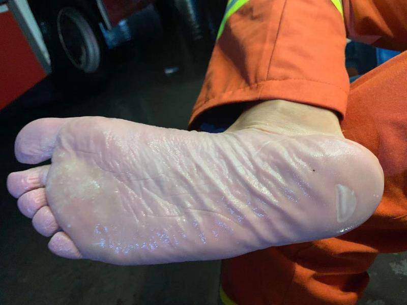 抬起救援艇走进积水深处冲在金山排涝一线的消防员中有许多00后的身影