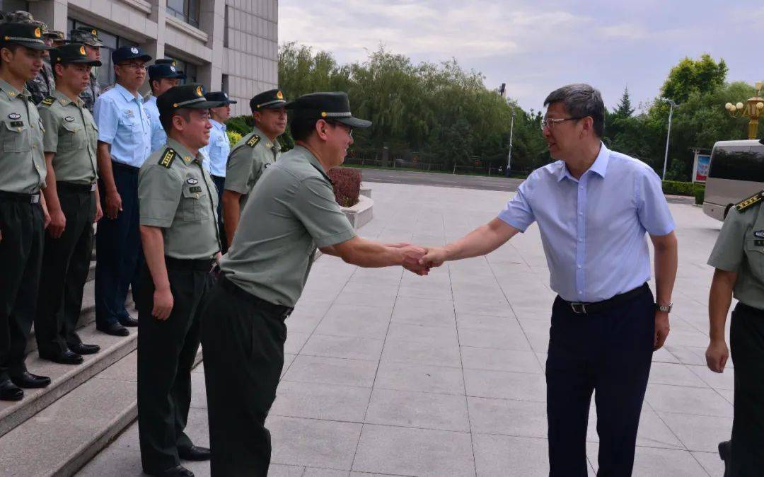 孟宪东首先来到通辽军分区,与官兵一一握手,详细了解部队建设,官兵