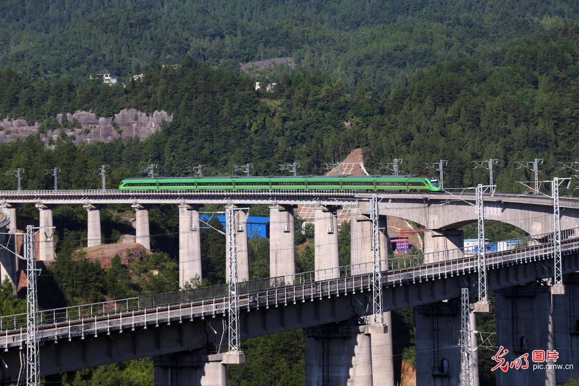 into|Fuxing highspeed train put into service from SW China's Sichuan to C China's Hunan