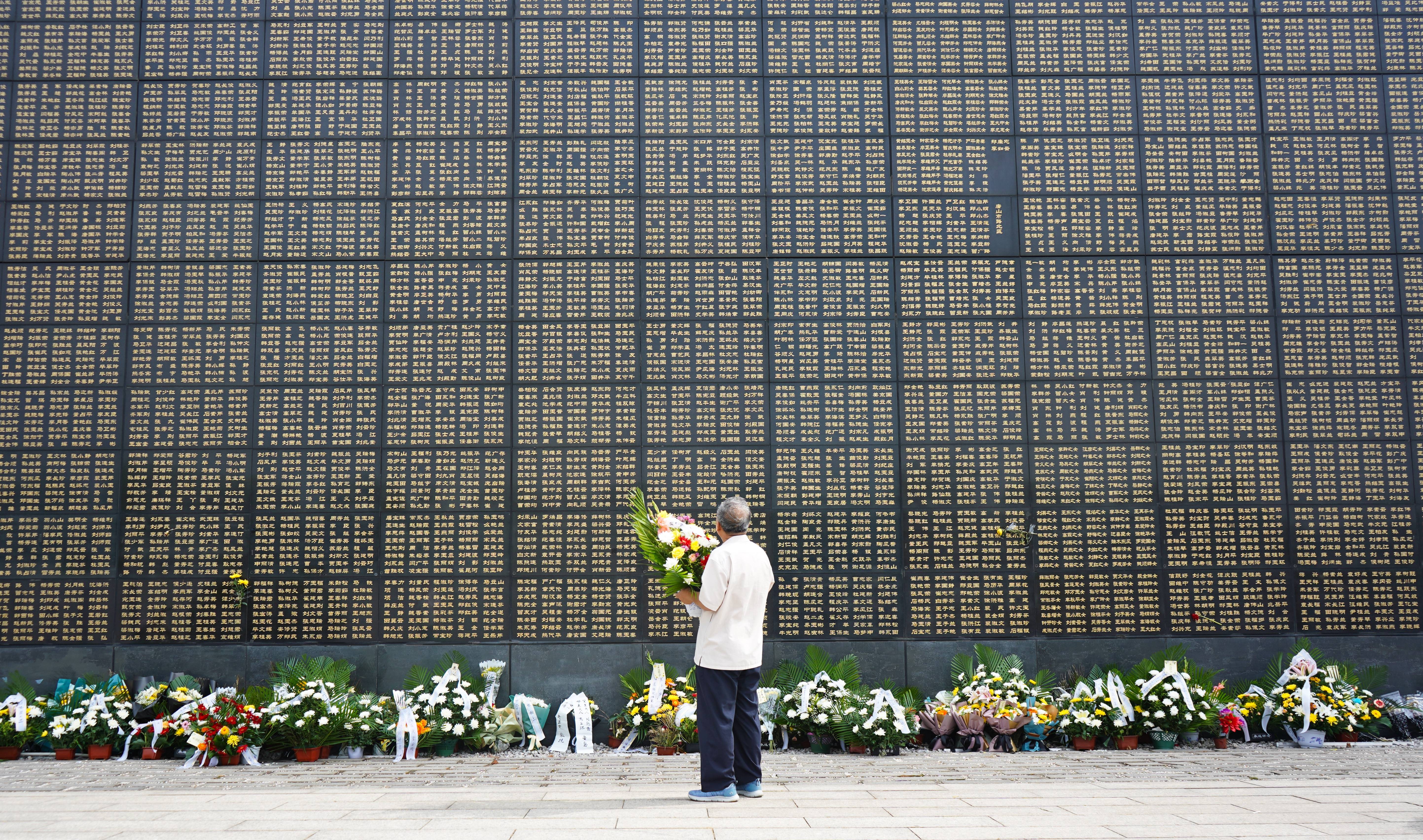 唐山大地震45周年纪念墙前寄哀思