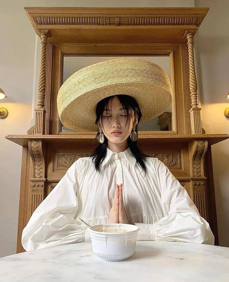 材质|Loewe、Miu Miu草编帽，才是今夏最时髦凹造型神器！