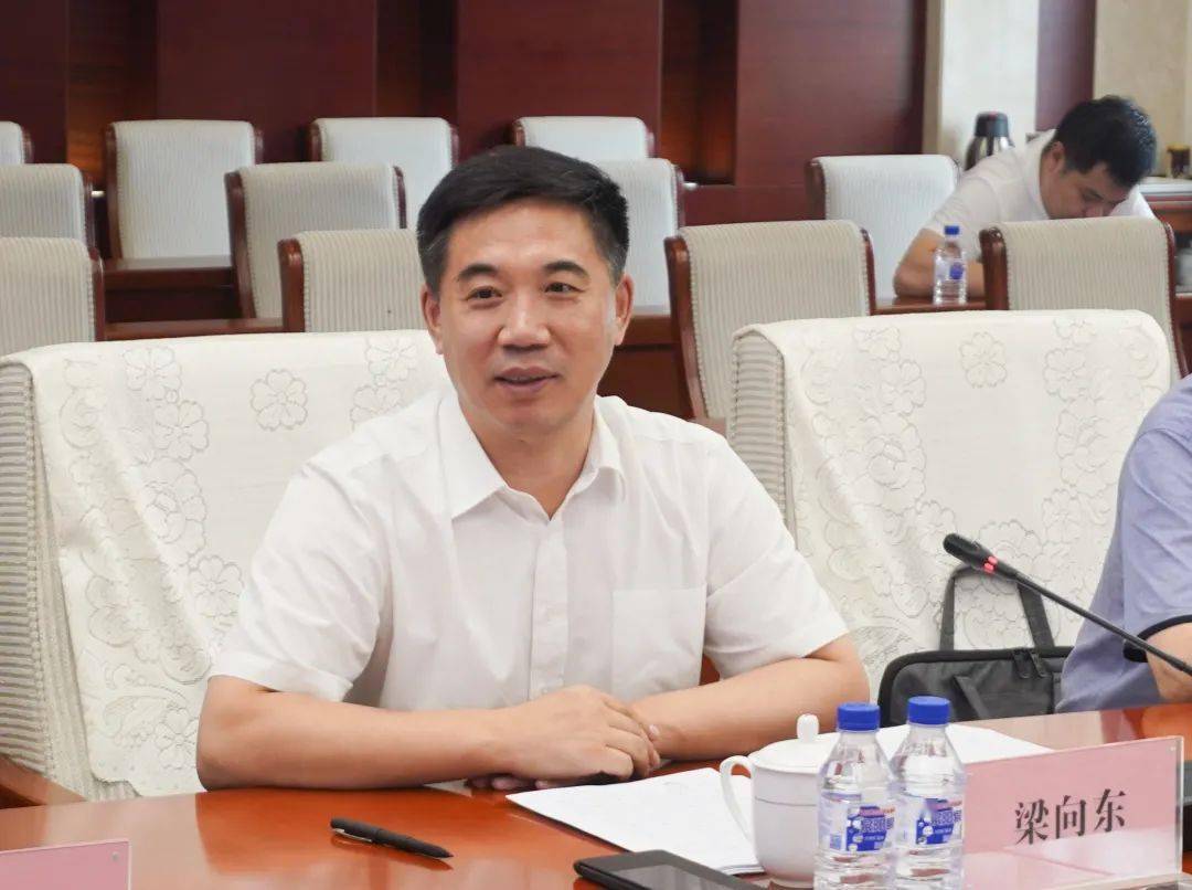 省司法厅副厅长梁向东主持会议并讲话.