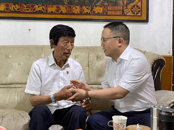 四川省雷波县县委书记杜刚带队走访慰问五老志愿者