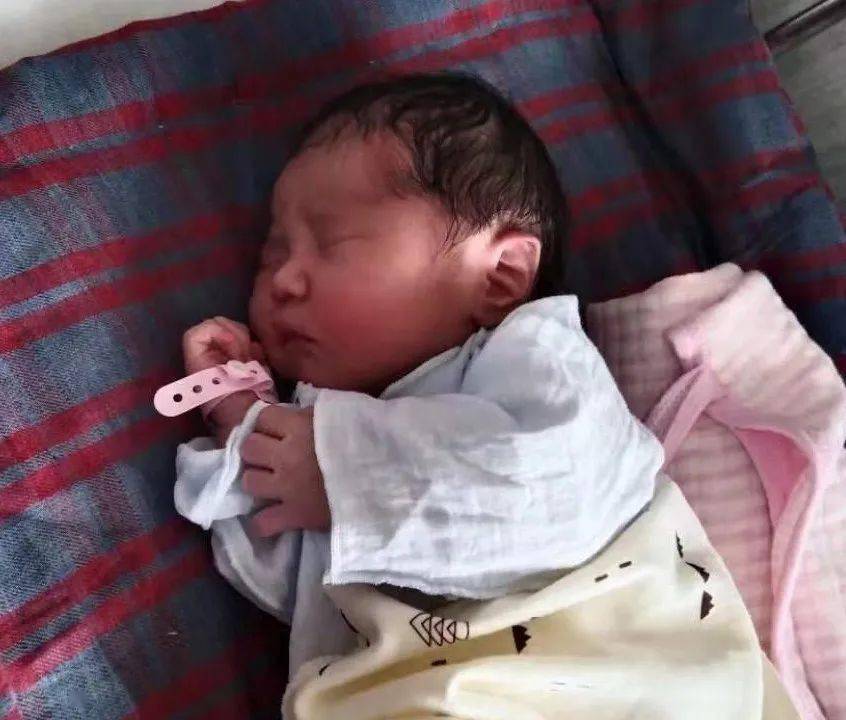 7月28日12时，一名6斤重的女婴呱呱坠地。她的爸爸此刻正在河南抗洪前线保