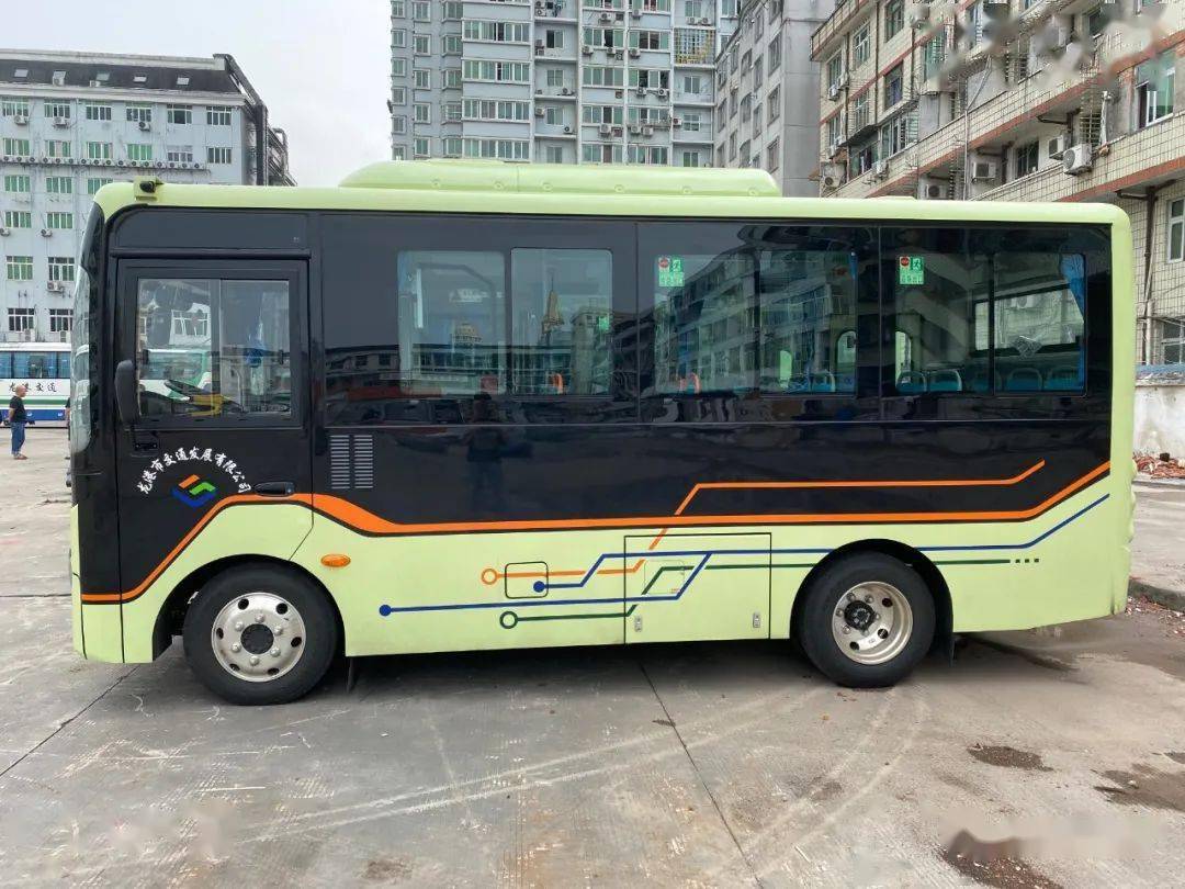 龙港公交体验升级6米级安凯公交车到站