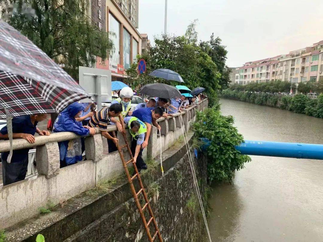 紧急阳江一名河道清理人员在打捞垃圾时坠入河中幸好