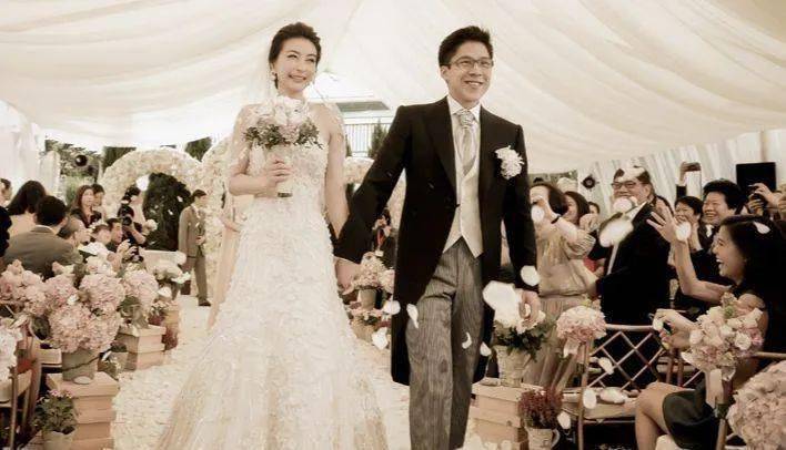 李嘉诚,刘德华,成龙,伏明霞等各界社会名流到场,宾客多达1800人.