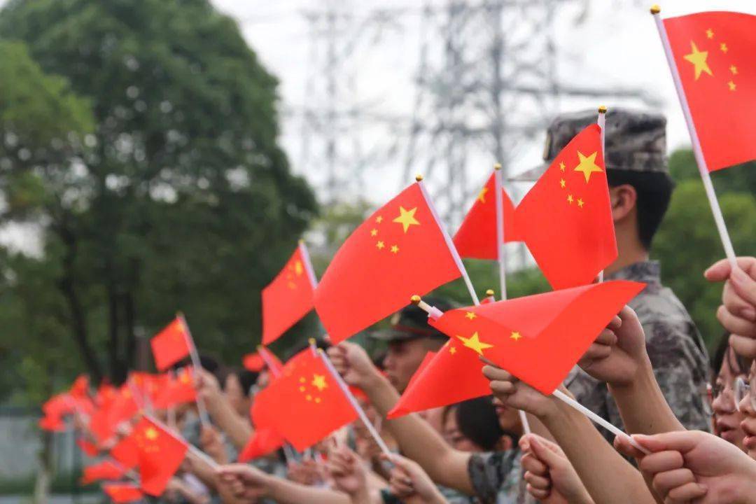 将最美好的祝福送给党它扎根在每个人心里它根植于这片沃土泱泱华夏