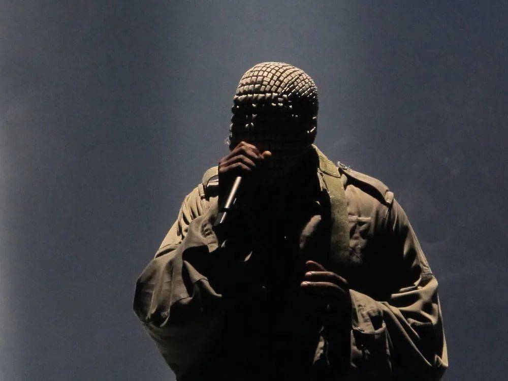 回顾 kanye 对面具的痴迷,在 yeezus 时期就已得到体现;戴着各种镶有