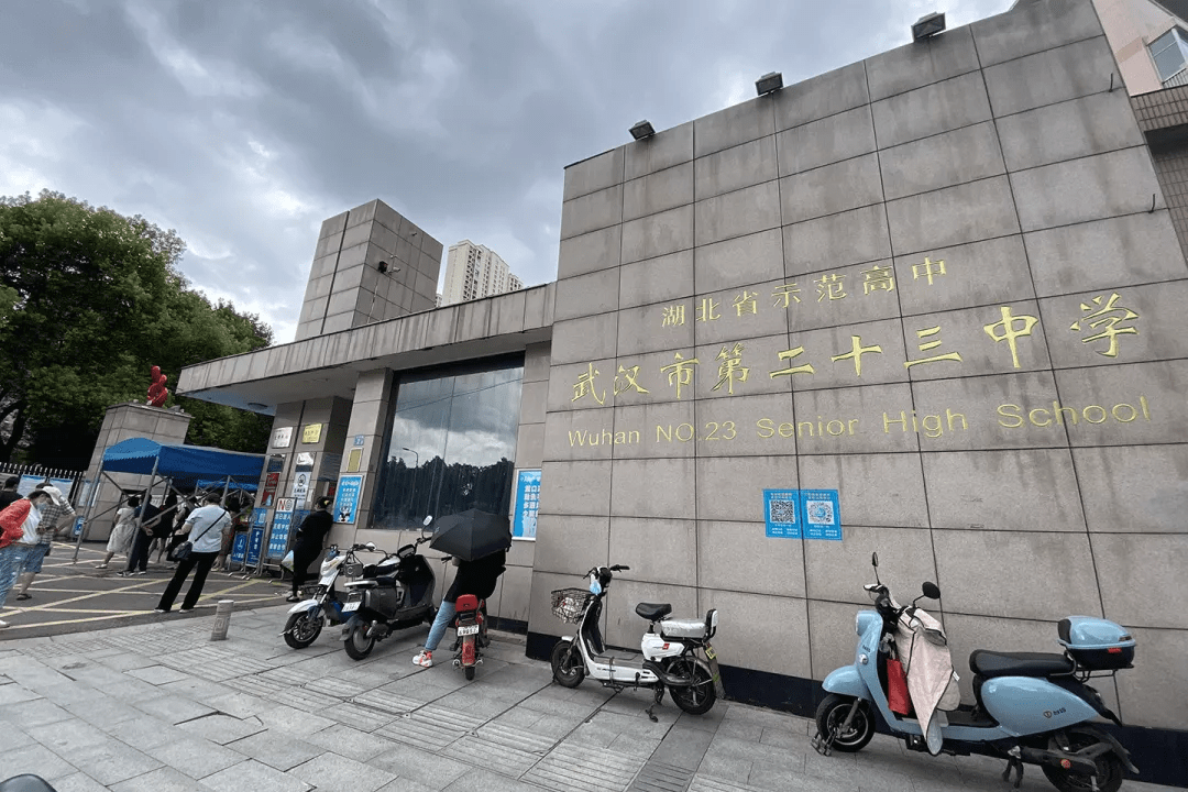 二十三中学环境配套项目距离墨水湖在1公里范围以内,步行可到,其中