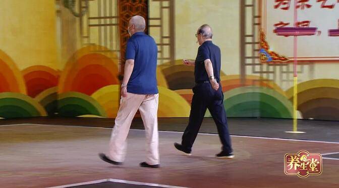 乳房|81岁名中医的养生秘诀：每天这样走路，腰板挺直，保持年轻状态！