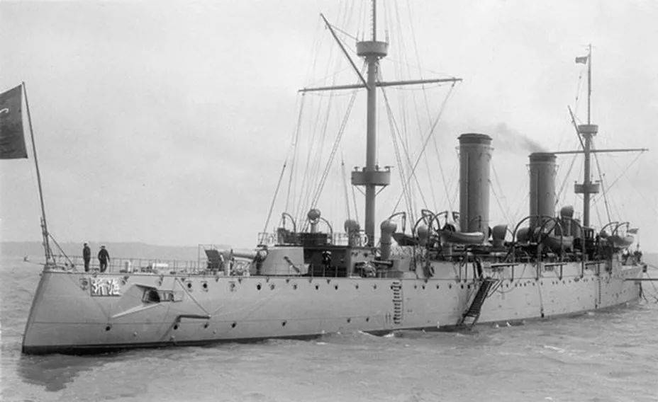 浩浩荡荡,于8月4日抵达广州黄埔港,与先前在粤的海琛号巡洋舰,永翔