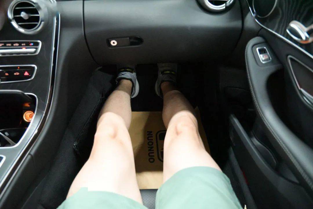 坐进来没得说,奔驰的内饰,副驾视角也是满满的优雅,高级!