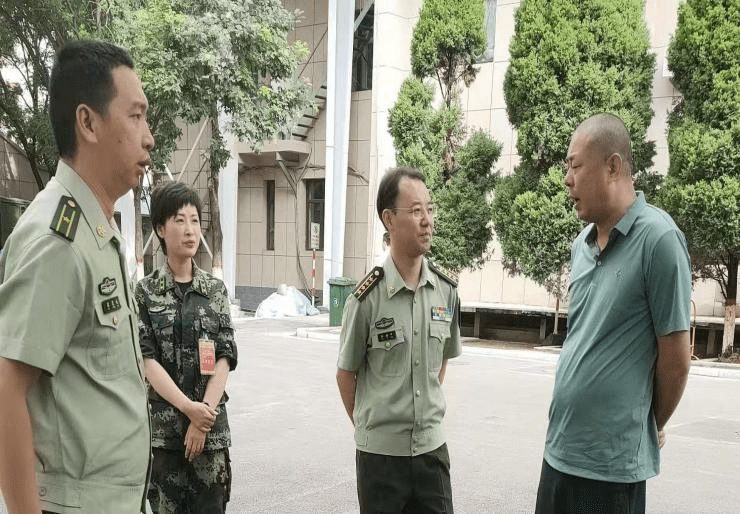 7月29日上午,太原双塔革命公墓马云飞等一行人来到山西武警总队医院
