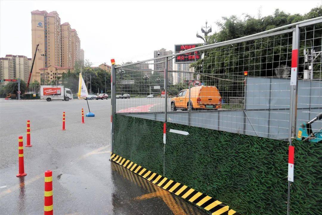 施工区域转角处应使用镂空网状围挡,消除视线盲区,施工区域内部,应