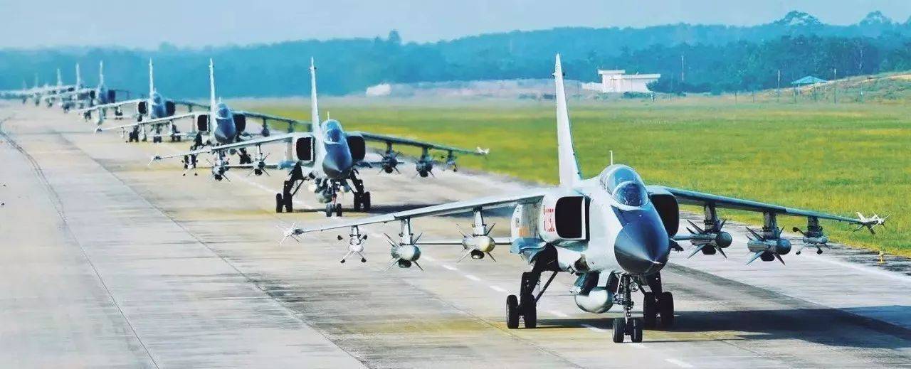 歼16罕见展示突击反舰姿态挂载红外吊舱鹰击83出击