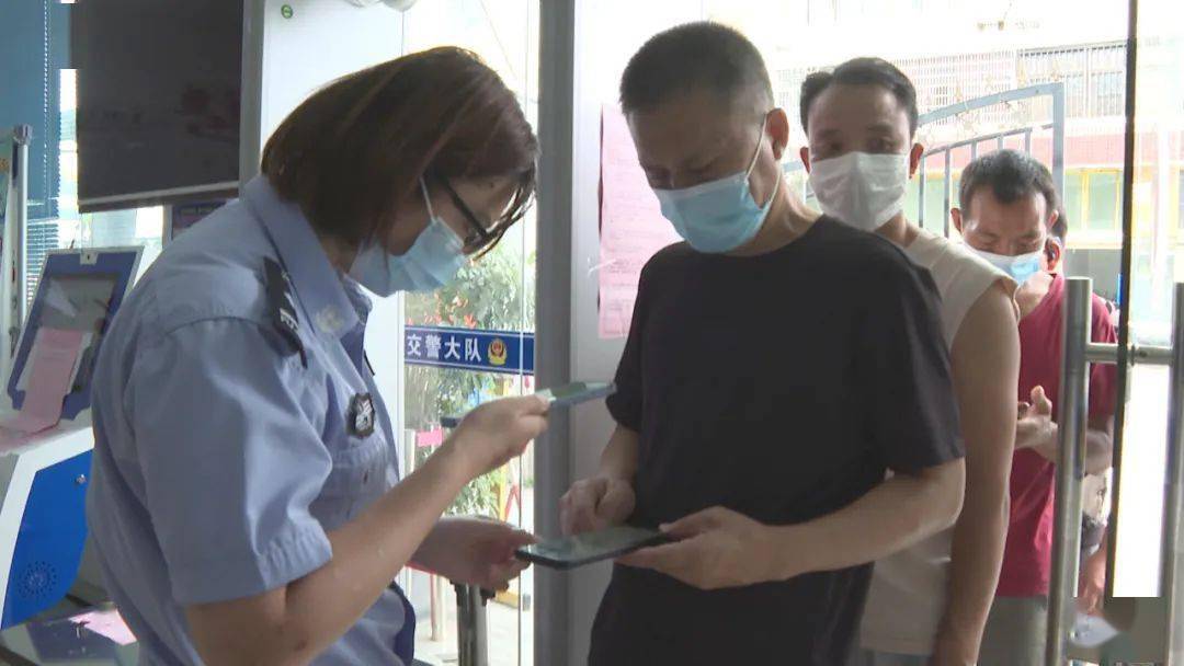 督查組先後來到龍港第一菜市場,流浦菜市場,龍港市公安局交警大隊服務