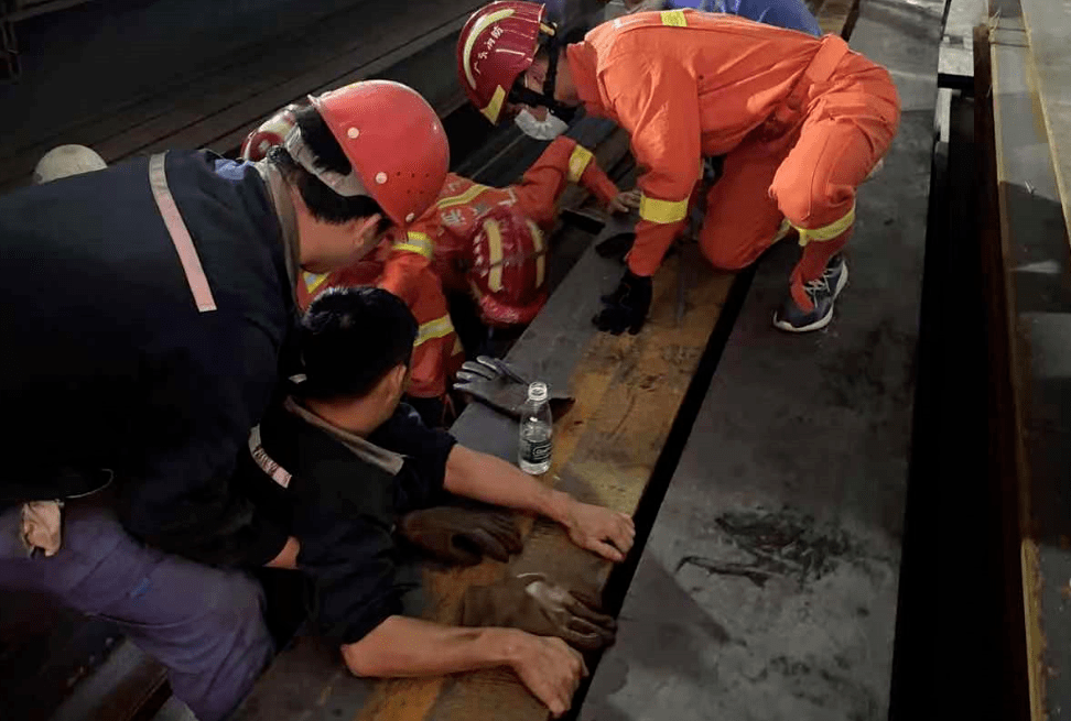 翠亨新区某工厂,工人被夹到