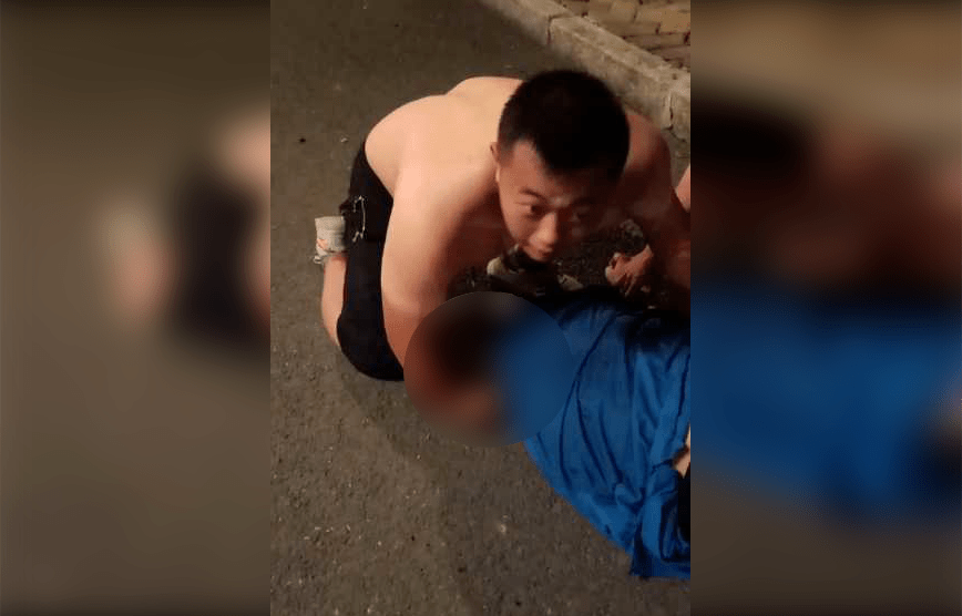 情侣路严重车祸,他脱衣止血救助受伤老人!今天,向他们致敬!