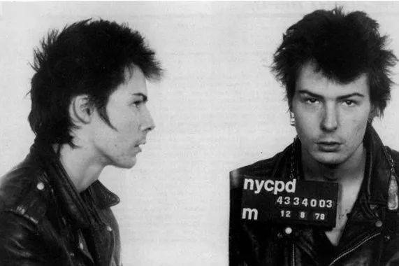 sid vicious(sex pistols:1982 年,重金属音乐教父 ozzy 因为醉酒,穿