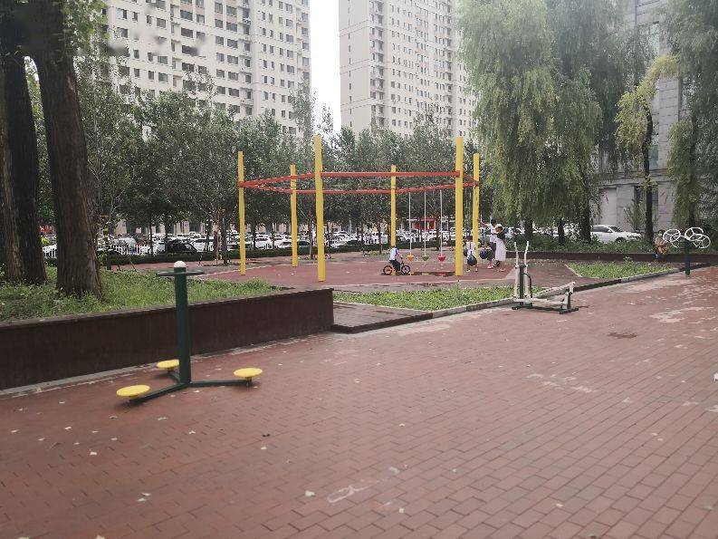 街边空地变身休闲健身广场,还设有篮球场,附近居民纷纷点赞